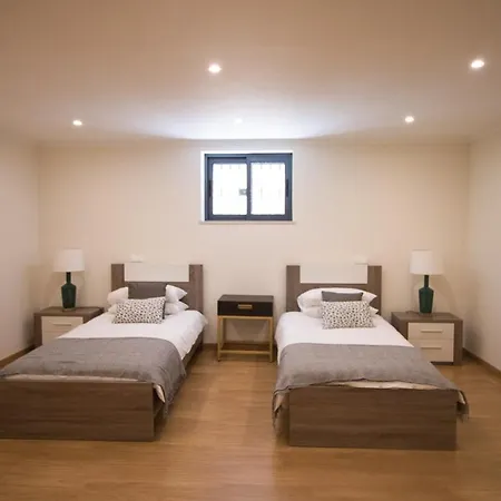 Ferrarias Sleeps 10 With Pool Air Con And Wifi