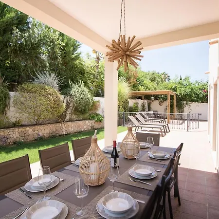 Ferrarias Sleeps 10 With Pool Air Con And Wifi